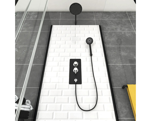 Moderne Dusche mit Kopfbrause, Handbrause und Thermostatarmatur vor weißer Metrofliese