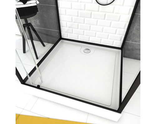Quadratische Duschwanne mit schwarzem Rahmen in einem Badezimmer
