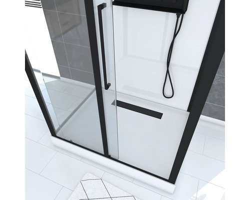 Eckdusche mit schwarzem Rahmen, Glaswand und weißer Duschwanne.