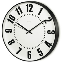 Wanduhr mit Ziffernblatt und Zeigern