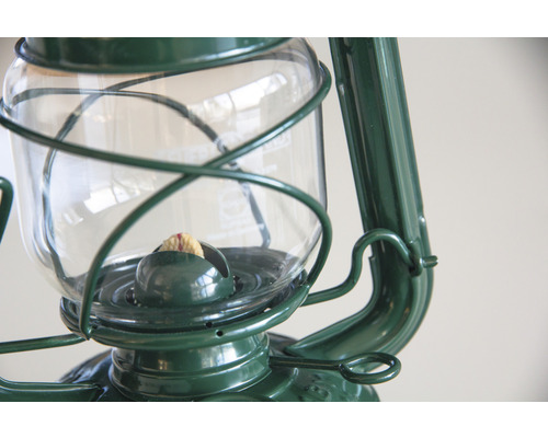 Detailansicht einer Petroleumlampe mit Glaszylinder und Docht