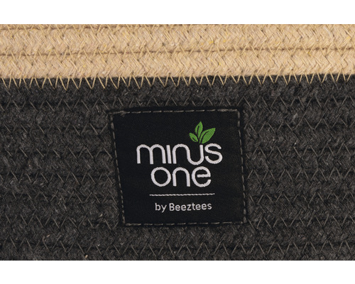 Detailansicht eines geflochtenen Korbes mit Minus One by Beeztees Logo