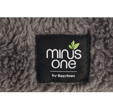 Minus One by Beeztees Logo auf einem grauen Stoff