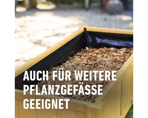 Holzpflanzkasten mit Holzhackschnitzeln und schwarzer Folie ausgelegt