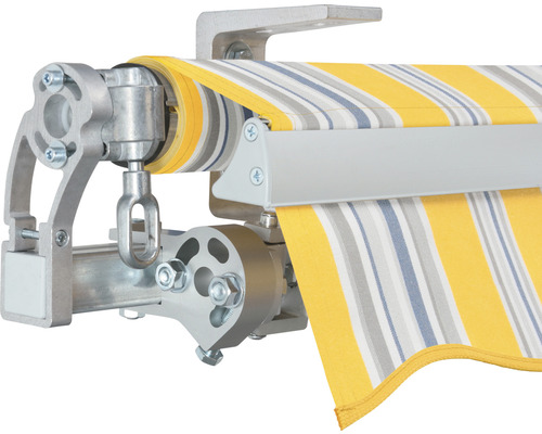 Detailansicht einer Gelenkarmmarkise mit gelb-weiß-grau gestreiftem Stoff und silberfarbenem Gestell