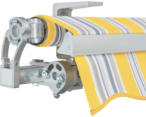 Detail einer Markise mit gelb gestreiftem Stoff und silberfarbenem Rahmen