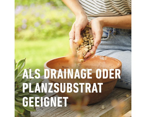 Frau füllt Blähton als Drainage oder Pflanzsubstrat in Pflanzgefäß