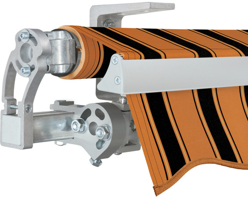 Detailansicht einer Markise mit Streifenmuster und silberfarbener Halterung.