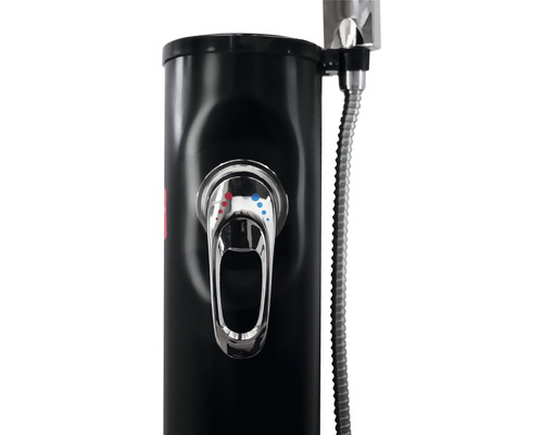 Detailaufnahme einer Gartendusche mit Mischbatterie und Brauseschlauch.