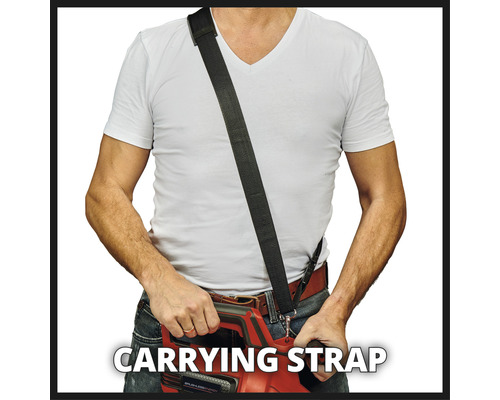 Person mit einem Tragegurt, der an einem Werkzeug befestigt ist