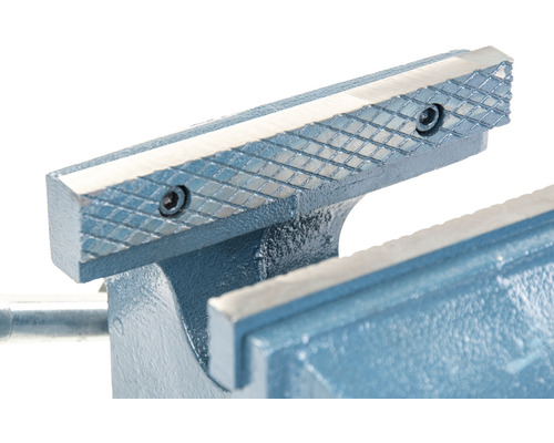 Detailaufnahme eines Schraubstocks mit geriffelten Spannbacken