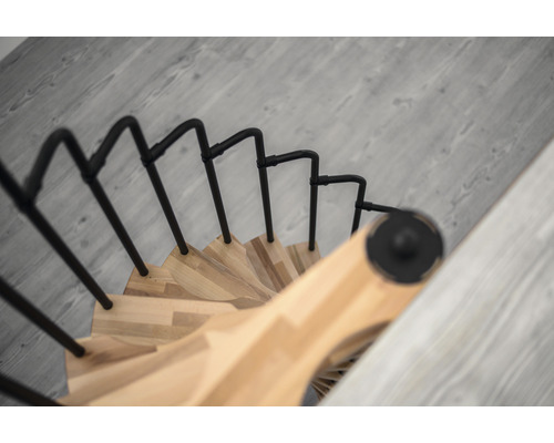 Wendeltreppe mit Holzstufen und Metallgeländer