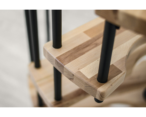 Detailansicht einer Holztreppe mit schwarzen Metallstreben