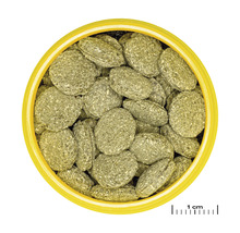 Kaninchenfutter-Pellets in einer gelben Schüssel