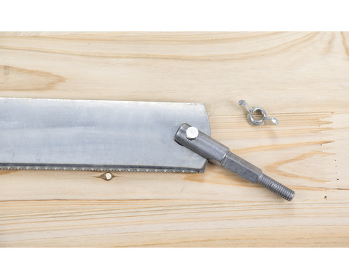 Fuchsschwanzsäge mit Metallschaft und Flügelmutter auf einem Holztisch