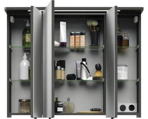 Spiegelschrank mit Glasablagen und verschiedenen Badartikeln