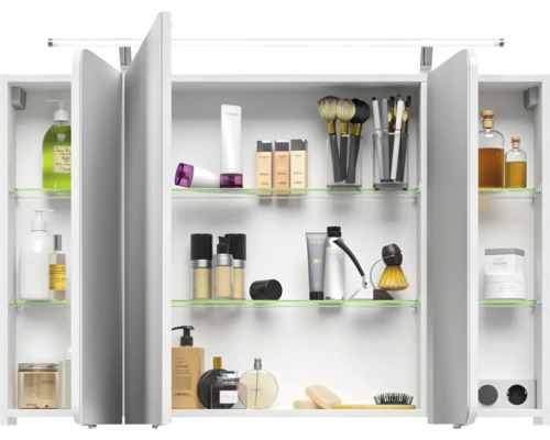 Spiegelschrank mit Kosmetikartikeln und geöffneten Türen
