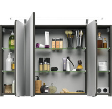 Offener Spiegelschrank mit mehreren Glasböden und diversen Badartikeln