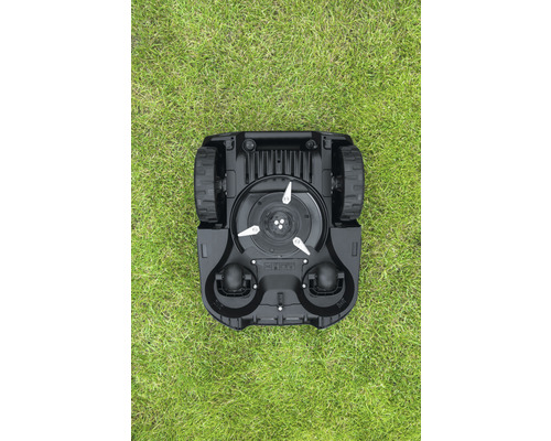 Unterseite eines Rasenmähroboters auf Rasen