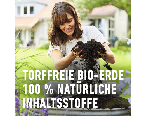 Frau hält torffreie Bio-Erde mit 100 Prozent natürlichen Inhaltsstoffen in den Händen