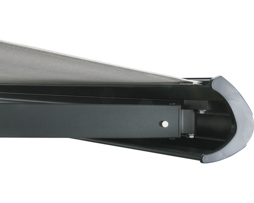 Detailansicht einer Gelenkarmmarkise mit Stoff und Metallrahmen