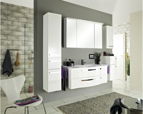 Badezimmer mit Waschbeckenunterschrank, Spiegelschrank, Hochschrank und Handtüchern