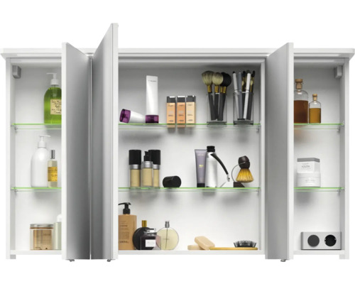 Geöffneter Spiegelschrank mit Glasböden und diversen Badartikeln