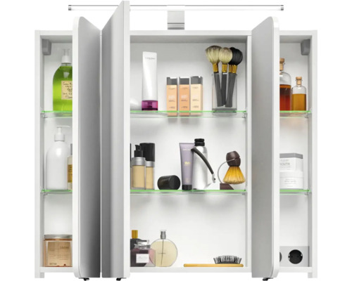 Offener Spiegelschrank mit Kosmetikprodukten auf Glasablagen