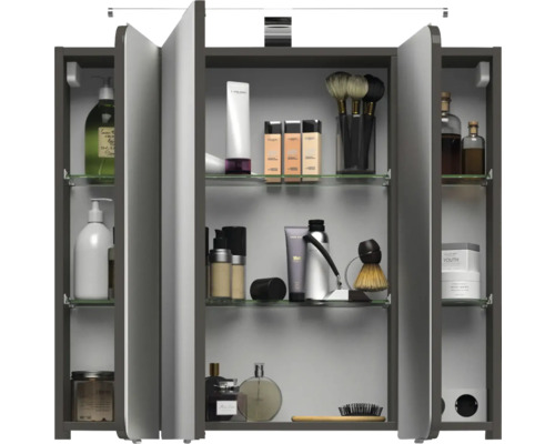 Offener Spiegelschrank mit Glasablagen und diversen Badartikeln