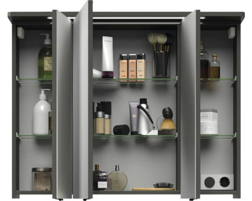 Geöffneter Spiegelschrank mit Kosmetikartikeln auf Glasablagen