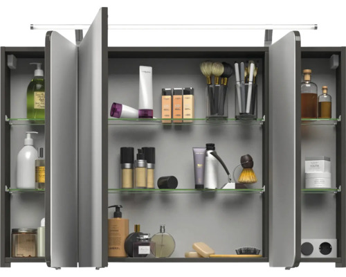 Offener Spiegelschrank mit diversen Badartikeln