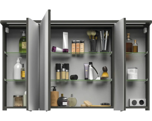 Geöffneter Spiegelschrank mit Glasablagen und verschiedenen Kosmetikprodukten