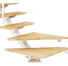 Detailaufnahme einer Wendeltreppe mit Holzstufen und weißem Geländer