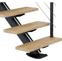 Detailaufnahme einer Treppe mit Holzstufen und Geländer