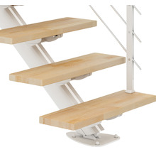 Detailaufnahme einer Treppe mit Holzstufen und weißem Geländer