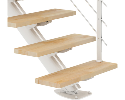 Detailaufnahme einer Treppe mit Holzstufen und weißem Geländer