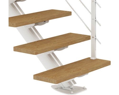 Treppe mit Holzstufen und weißem Geländer