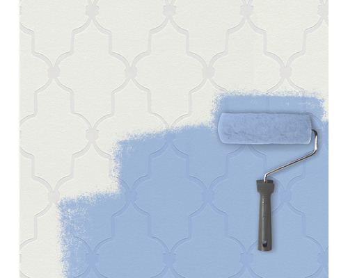 Farbe wird mit einer Farbwalze auf eine Wand mit Muster aufgetragen