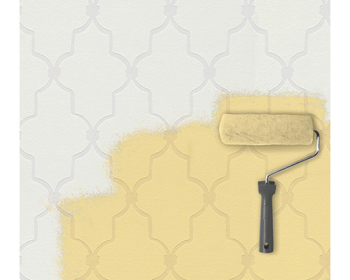 Farbe wird mit einer Farbwalze auf eine Wand mit Muster aufgetragen