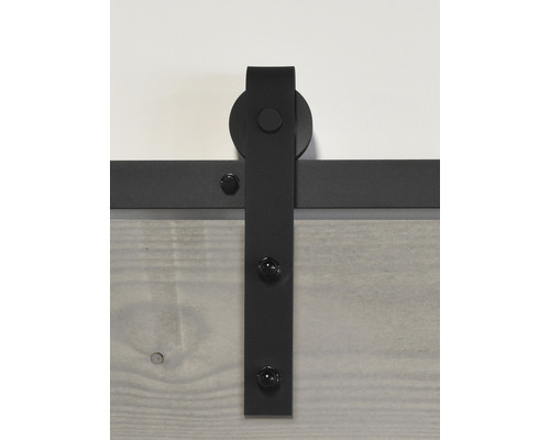 Detailansicht einer Schiebetürbeschlag mit Metallschiene und Rollenaufhängung