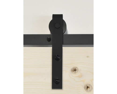 Schiebetürbeschlag aus schwarzem Metall an Holztür