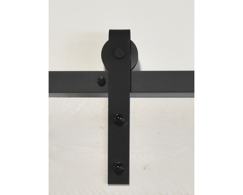 Detailansicht eines schwarzen Schiebetürbeschlags an einer Tür