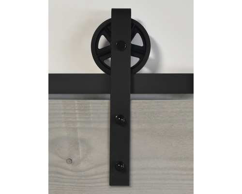 Schiebetürbeschlag mit schwarzer Laufschiene und Rollenaufhängung an einer Holztür