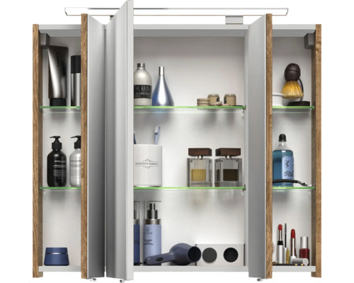 Offener Spiegelschrank mit Glasböden und diversen Badutensilien.