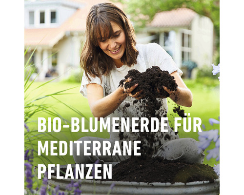 Frau hält Bio-Blumenerde für mediterrane Pflanzen in den Händen.