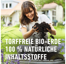Eine Frau hält torffreie Bio-Erde mit natürlichen Inhaltsstoffen in ihren Händen.
