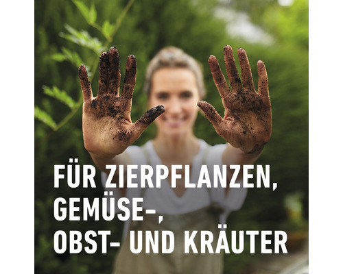 Frau mit schmutzigen Händen und Text für Zierpflanzen, Gemüse, Obst und Kräuter