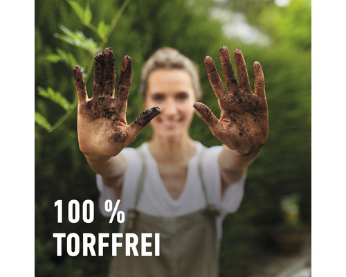 Frau mit schmutzigen Händen im Garten, Hinweis 100 Prozent torffrei