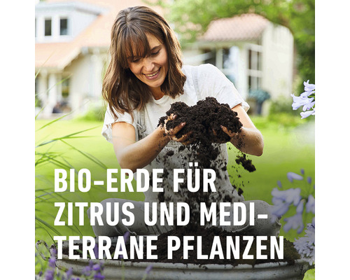 Frau hält Bio-Erde für Zitrus- und mediterrane Pflanzen in den Händen.