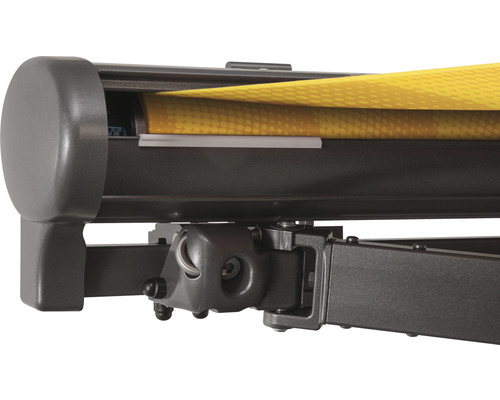 Detailansicht einer Markise mit gelbem Stoff